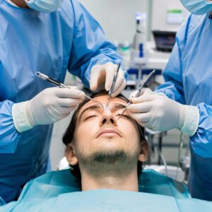 Выпадение волос: как распознать проблему и когда рассматривать трансплантацию