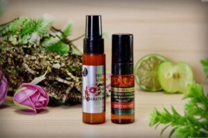 Две бутылочки косметических средств