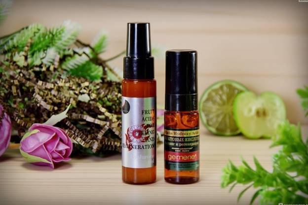 Две бутылочки косметических средств