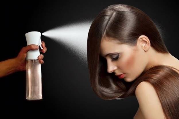 Крупный план волос, показывающий, как термозащитное средство образует невидимый барьер