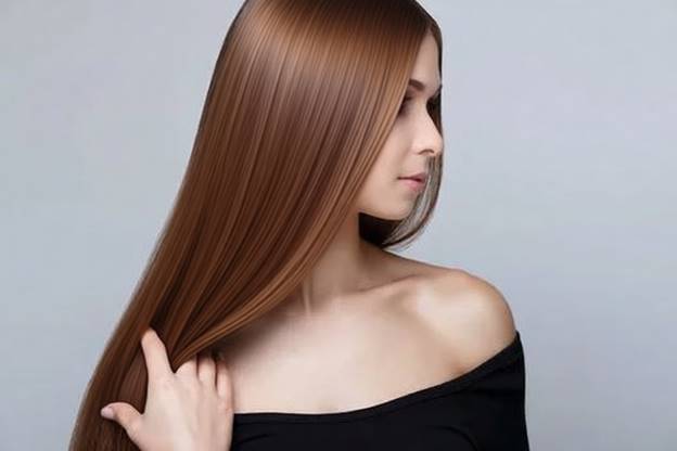 Прическа с приподнятыми у корней и визуально более густыми прядями после применения стайлинговых приемов