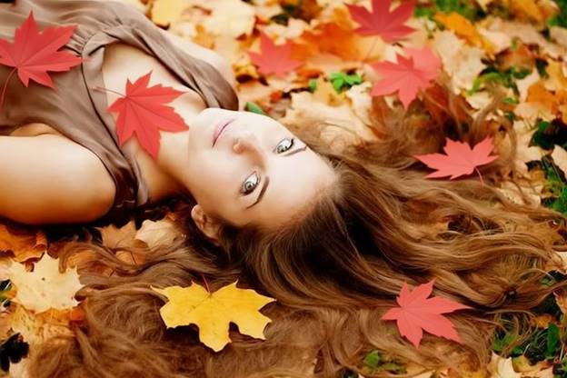 Основные причины проблем с волосами в межсезонье - перепады температур, нехватка витамина D, стресс, дефицит микроэлементов