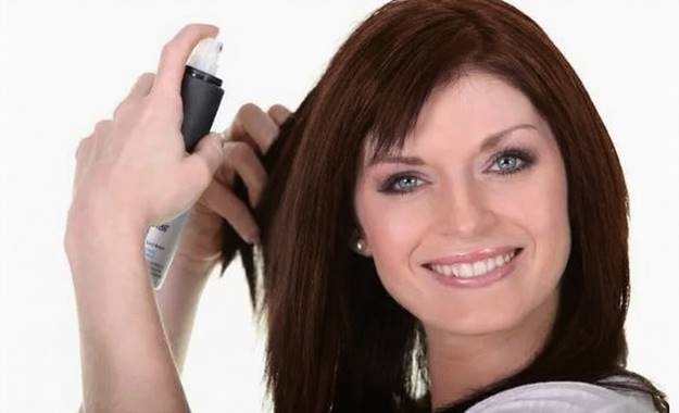 Правильное нанесение термозащиты - рука распыляет средство на волосы