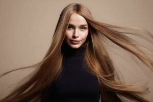 Прическа с приподнятыми у корней и визуально более густыми прядями после применения стайлинговых приемов