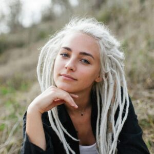 Девушка с дредами на природе