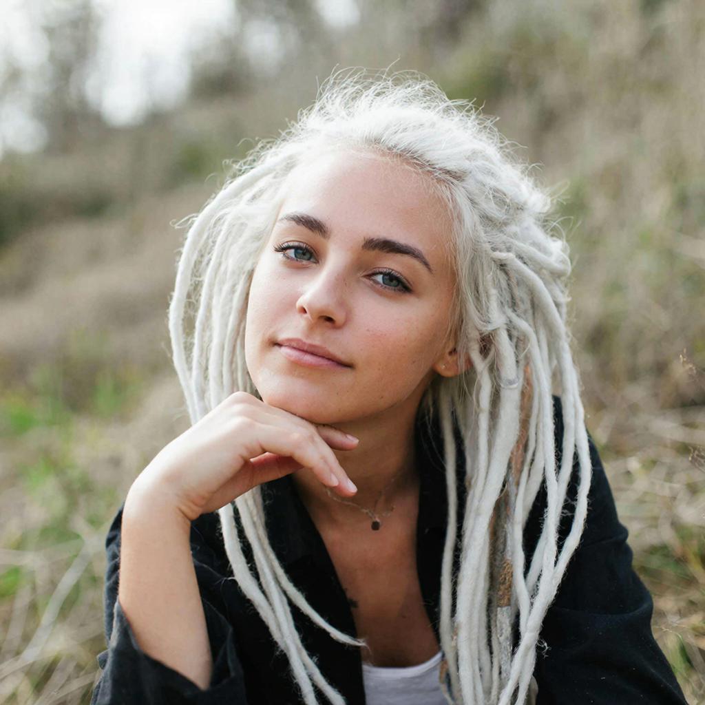 Девушка с дредами на природе