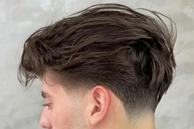 Стрижка с удлинённой макушкой, скрывающая залысины