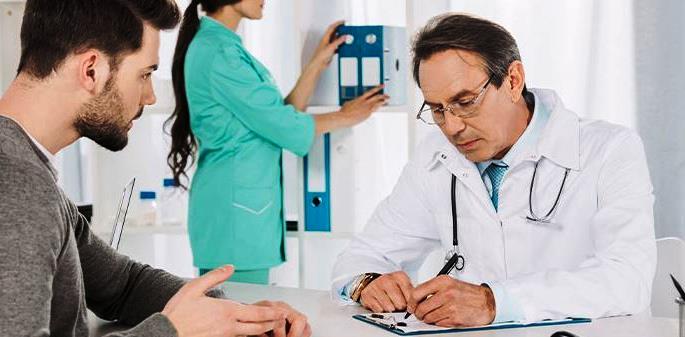 Мужчина на приёме у врача-трихолога, обсуждение лечения