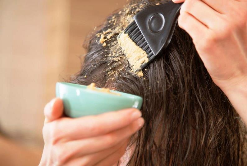 Нанесение лечебной маски на корни волос кисточкой