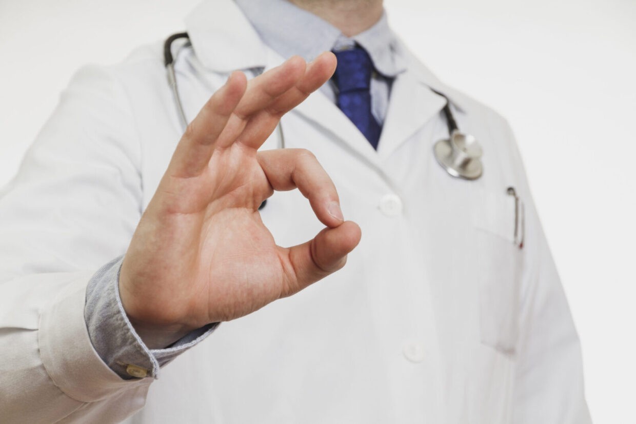 doktor delaet znak ok