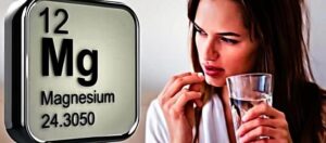 Магний как элемент и женщина, принимающая таблетку